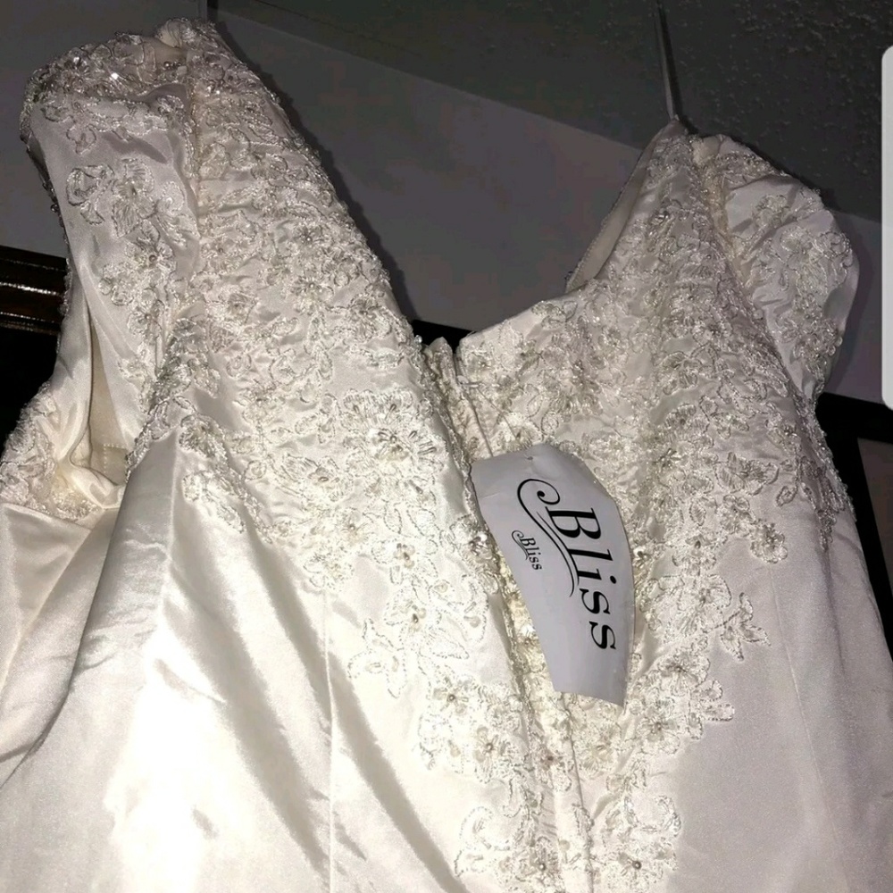 WEDDING DRESS by Bliss New Never worn - Picture 3 of 3